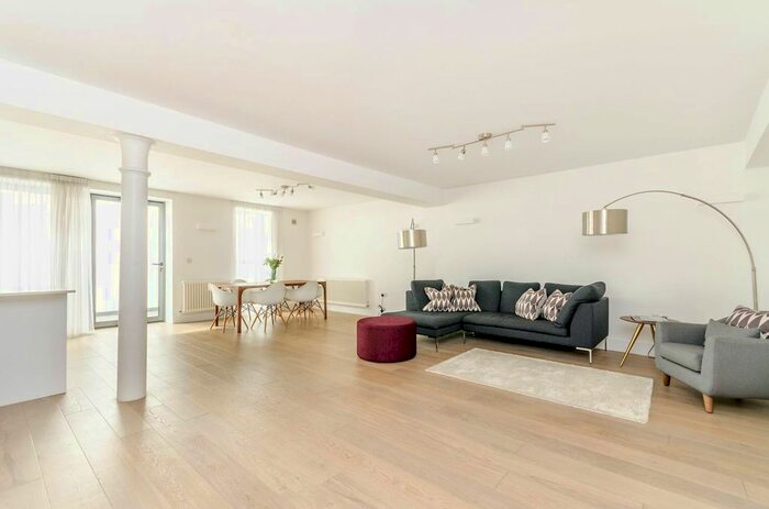 2 Bedroom Flat To Rent In County Street, London Bridge, London, SE1