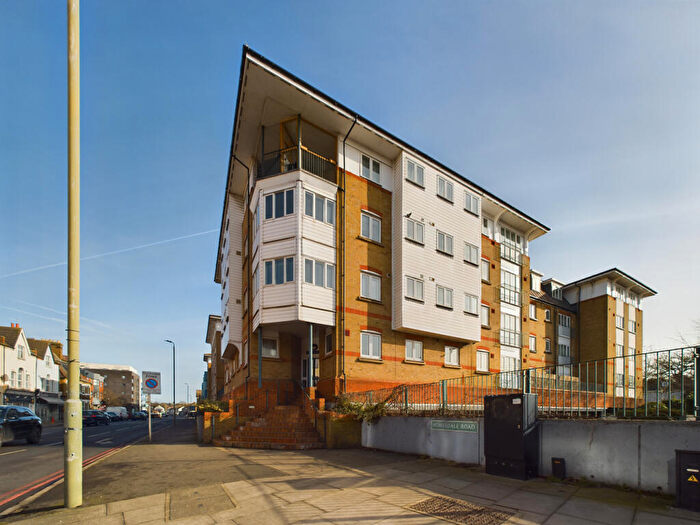 2 Bedroom Flat To Rent In Gainsborough Court, Homesdale Road, Bromley, BR2