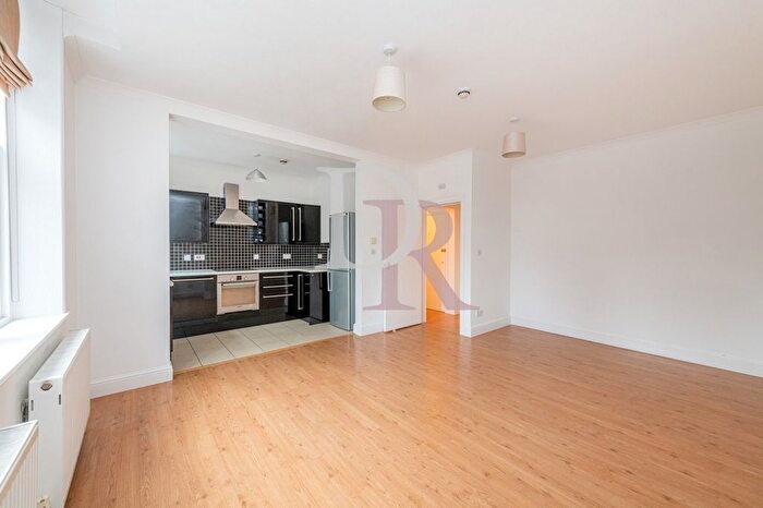 3 Bedroom Flat To Rent In Eaton Rise, Ealing, W5