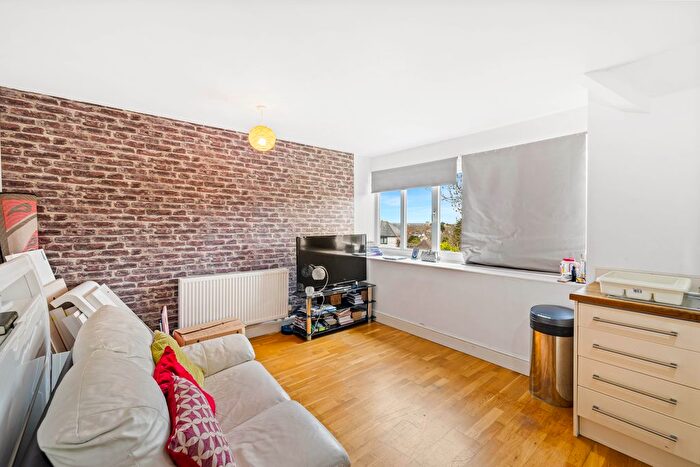 1 Bedroom Flat For Sale In Ref: Gk - Woodlands Road, Redhill, RH1