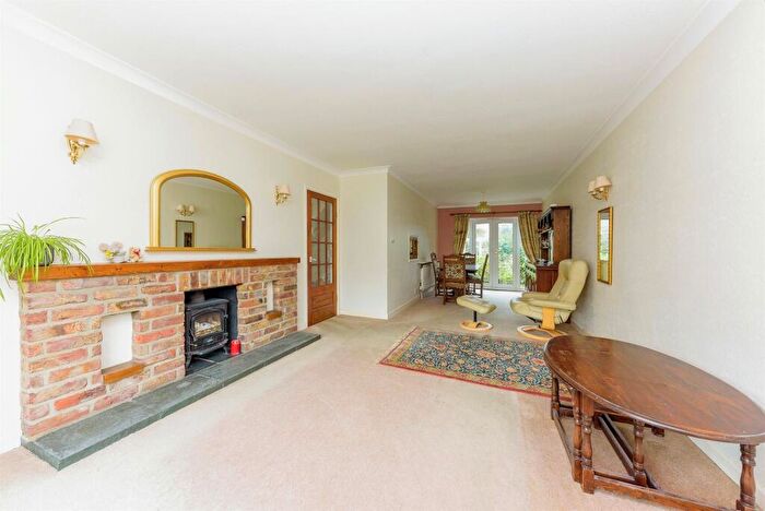 3 Bedroom Chalet For Sale In Stamford Close, Market Deeping, Peterborough, PE6