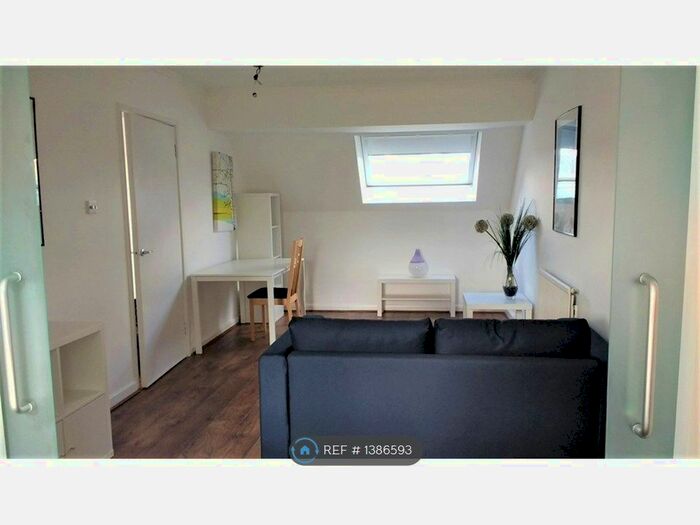 Studio To Rent In Hammersmith, London, W6