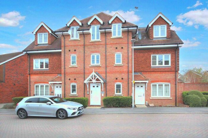 2 Bedroom Apartment To Rent In Carina Drive, Wokingham, RG40
