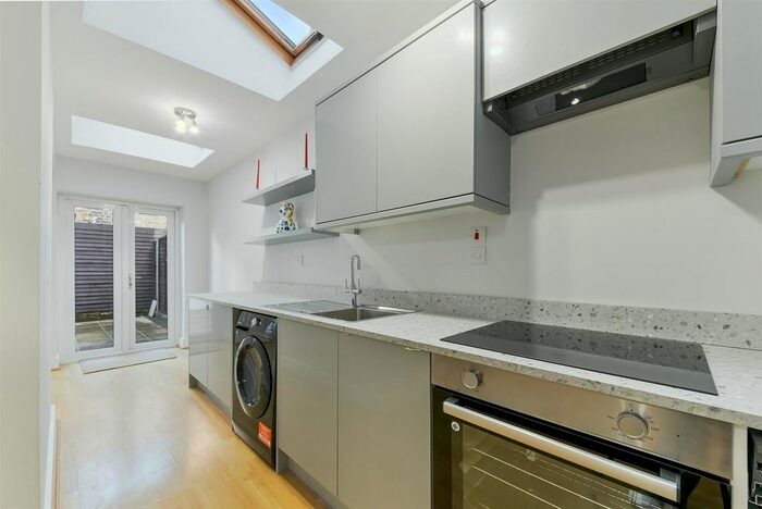 3 Bedroom Flat To Rent In Lower Richmond Road, London, SW15