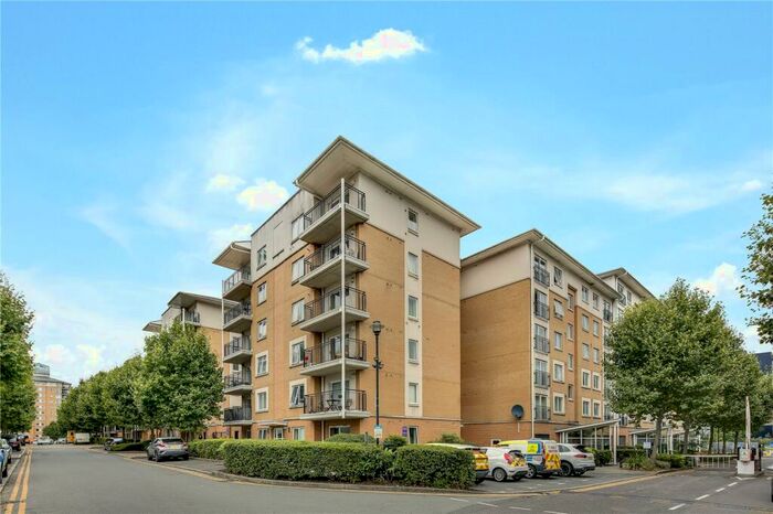 3 Bedroom Flat To Rent In Settlers Court, Newport Avenue, London, E14