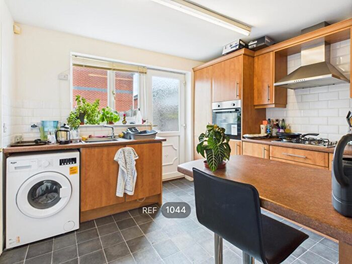 2 Bedroom Semi-Detached House To Rent In Ryde Avenue, HU5