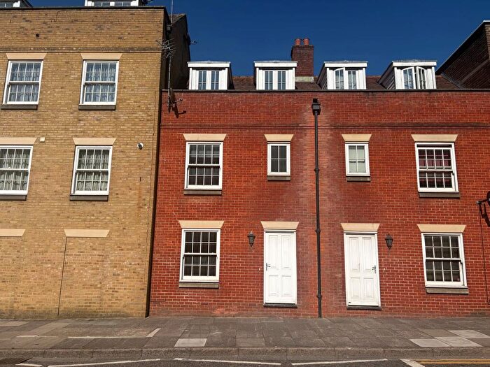 3 Bedroom Town House To Rent In Queens Courtyard, Dover, CT17