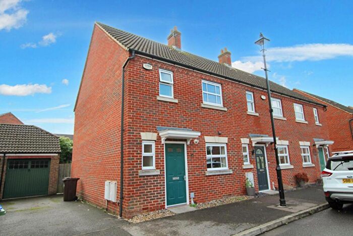 3 Bedroom End Of Terrace House To Rent In Arncott Way, Aylesbury, HP19