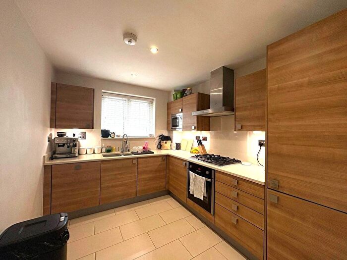 2 Bedroom Flat To Rent In North Street, Winkfield, Windsor, Berkshire, SL4