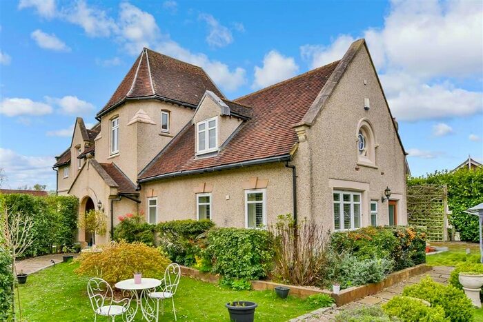 4 Bedroom Detached House For Sale In Grove Close, Hadlow, Tonbridge, Kent, TN11