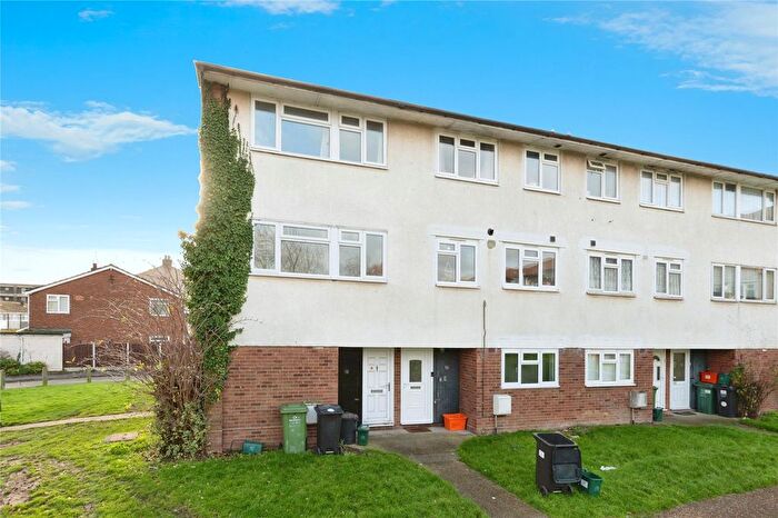 2 Bedroom Maisonette For Sale In Market Avenue, Wickford, Essex, SS12