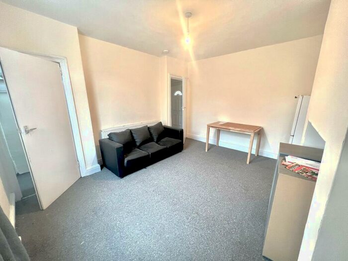 3 Bedroom Terraced House To Rent In Woodhead Road, Huddersfield, HD4