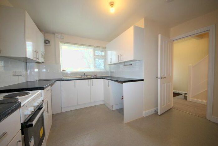 4 Bedroom Flat To Rent In Oakfield Close, New Malden, KT3