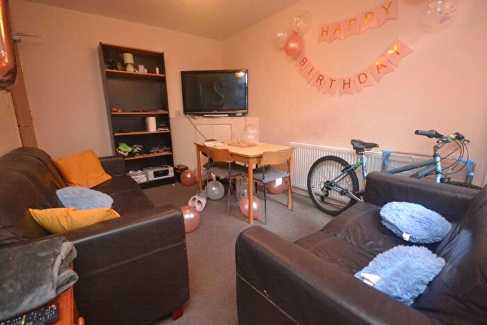 6 Bedroom Terraced House To Rent In Pitcroft Avenue, Reading, RG6