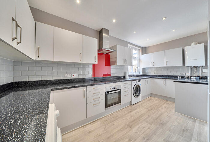 3 Bedroom Maisonette For Sale In Streatham Road, Mitcham, CR4