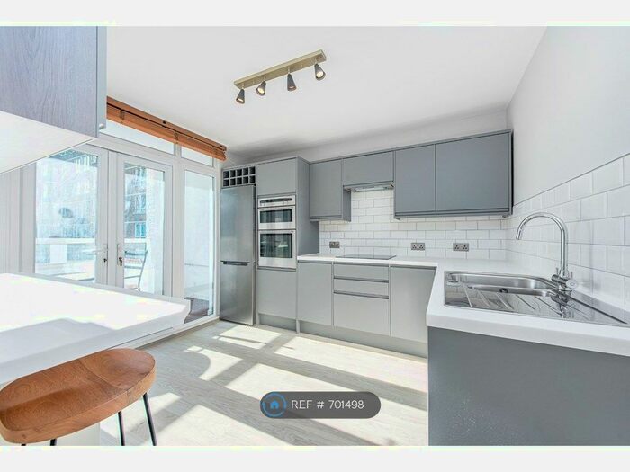 3 Bedroom Flat To Rent In Paterson Court, London, EC1V