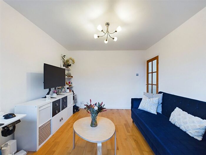 1 Bedroom Flat For Sale In Fourth Avenue, Romford, RM7