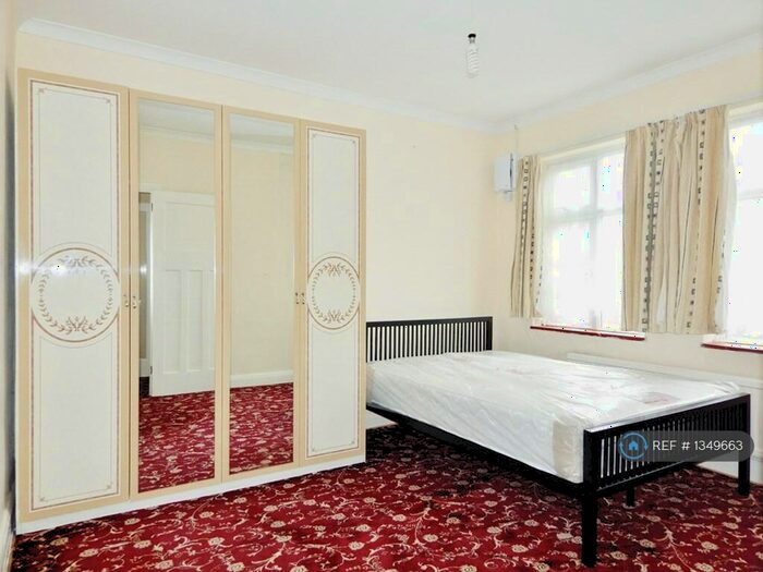 2 Bedroom Flat To Rent In Colin Court, London, NW9