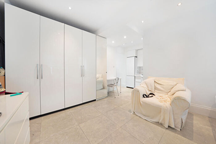 Flat To Rent In Grove Hall Court, Hall Road, NW8