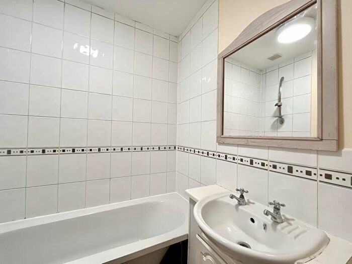2 Bedroom Apartment To Rent In Coal Court, Columbia Wharf Road, Grays, RM17