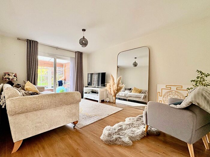 3 Bedroom Flat To Rent In Trapstyle Road, Ware, SG12