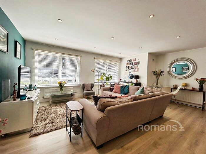 2 Bedroom Flat For Sale In Sarah Way, Farnborough, Hampshire, GU14