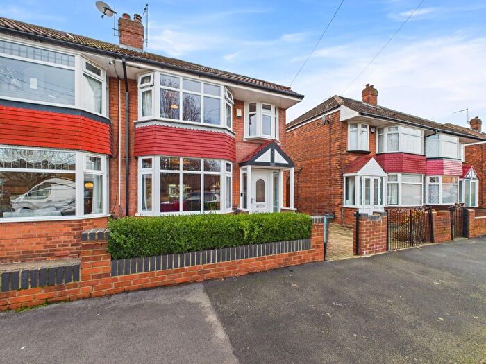 3 Bedroom Semi Detached House For Sale In Barrington Avenue, Hull, HU5