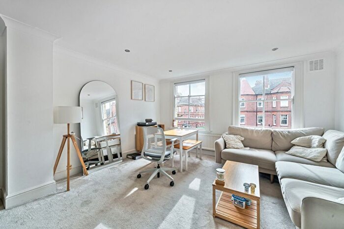 1 Bedroom Flat For Sale In St. James Terrace, Boundaries Road, Balham, SW12