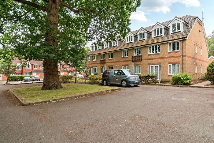 2 Bedroom Flat For Sale In Alexandra Gardens, Knaphill, Woking, GU21