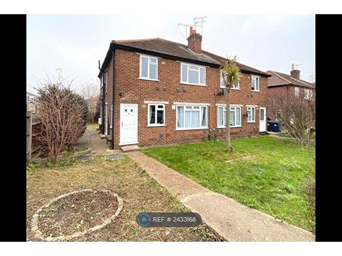 2 Bedroom Flat To Rent In Western Avenue, Perivale, Greenford, UB6