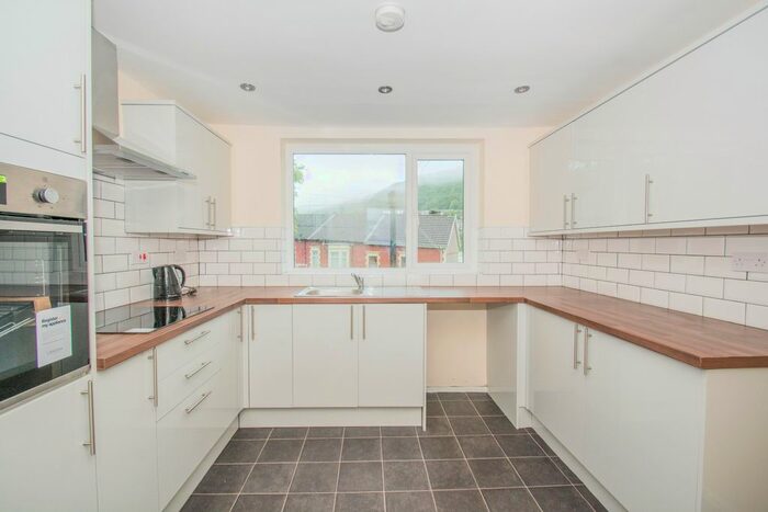 2 Bedroom Flat To Rent In Tynewydd Square, Porth, CF39