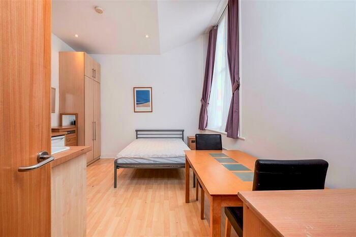 Flat To Rent In Pembroke Buildings, Cambrian Place, Swansea, SA1