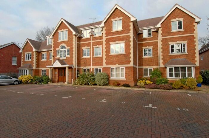 2 Bedroom Flat To Rent In Yorktown Road, Sandhurst GU47