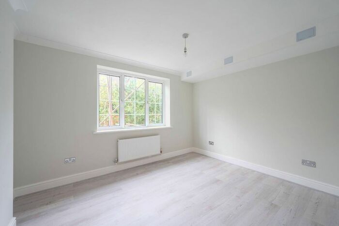 2 Bedroom Flat To Rent In Bewley Street, Colliers Wood, London, SW19