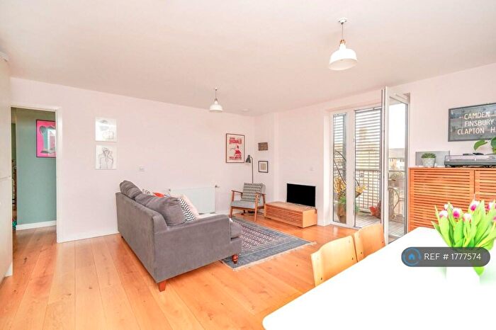 3 Bedroom Flat To Rent In Gallagher House, London, E9