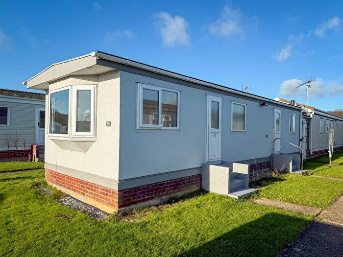 1 Bedroom Park Home For Sale In St. Osyth Road, Little Clacton, CO16