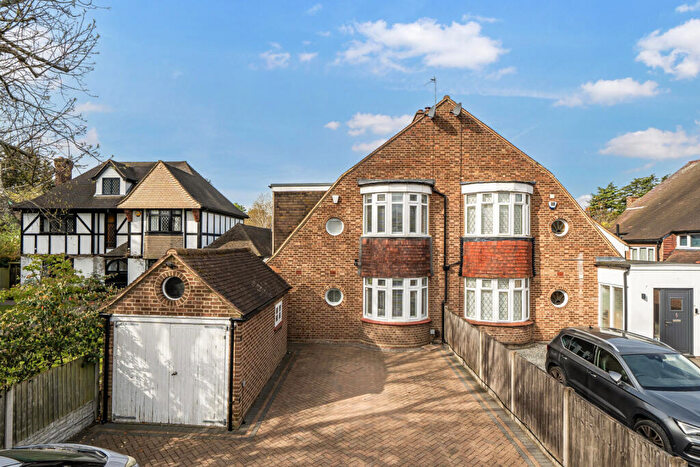 3 Bedroom Semi Detached House For Sale In Kidbrooke Park Road, London, SE3