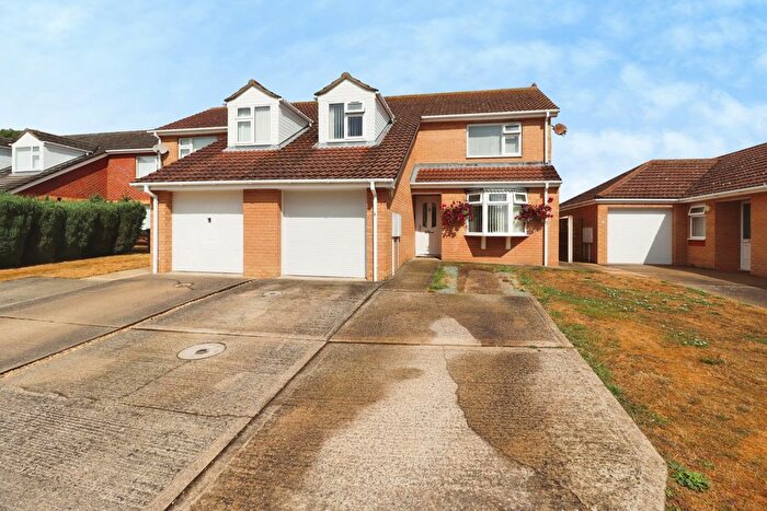3 Bedroom Semi-detached House For Sale In Centurion Close, Navenby, LN5