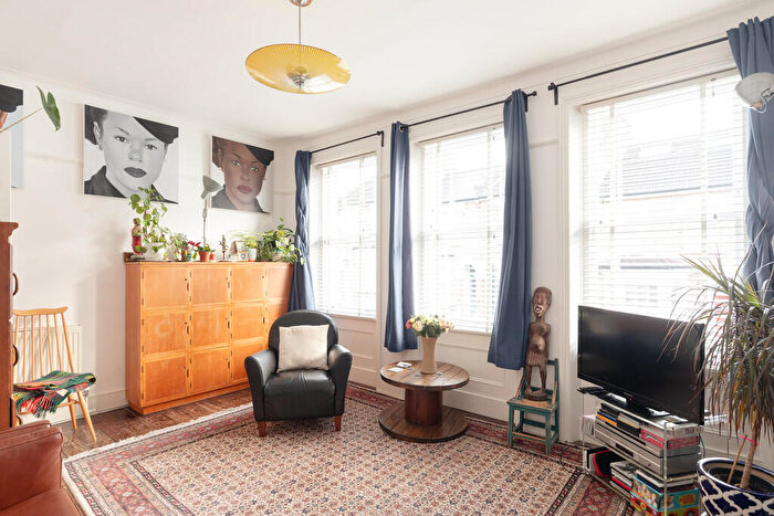3 Bedroom Apartment For Sale In Ivanhoe Road, London, SE5