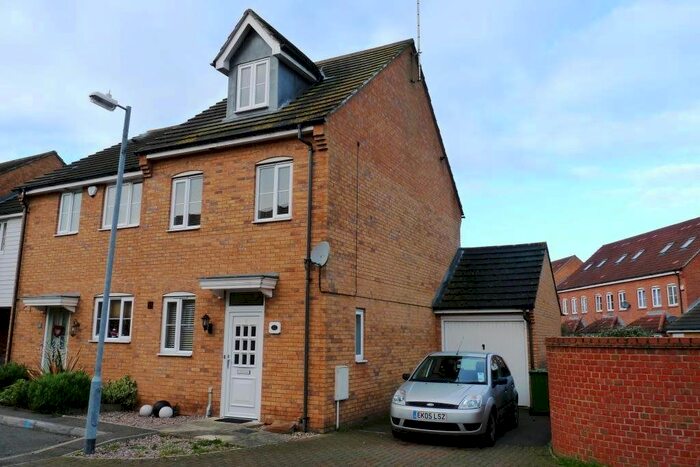 3 Bedroom End Of Terrace House To Rent In Smollett Place, Wickford, Essex SS12