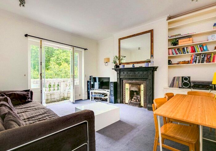 3 Bedroom Flat To Rent In Albert Mansions, Albert Bridge Road, London, SW11