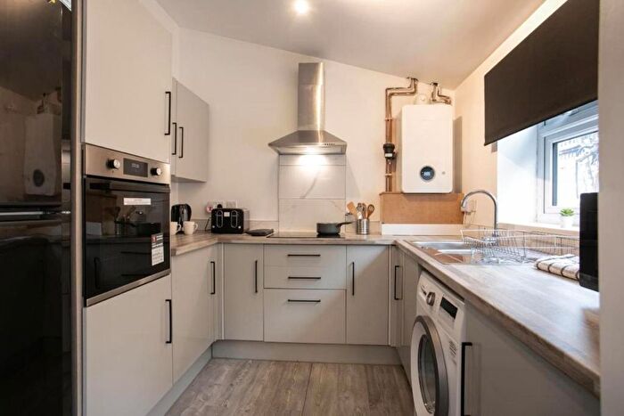 2 Bedroom Flat To Rent In Grove Road, Nottingham, NG7