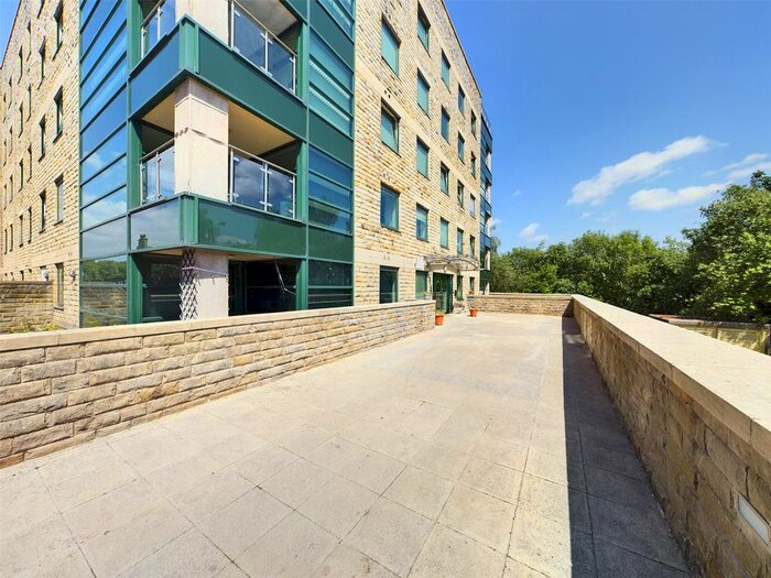 2 Bedroom Flat To Rent In Stonegate House, Stone Street, Bradford, West Yorkshire, BD1