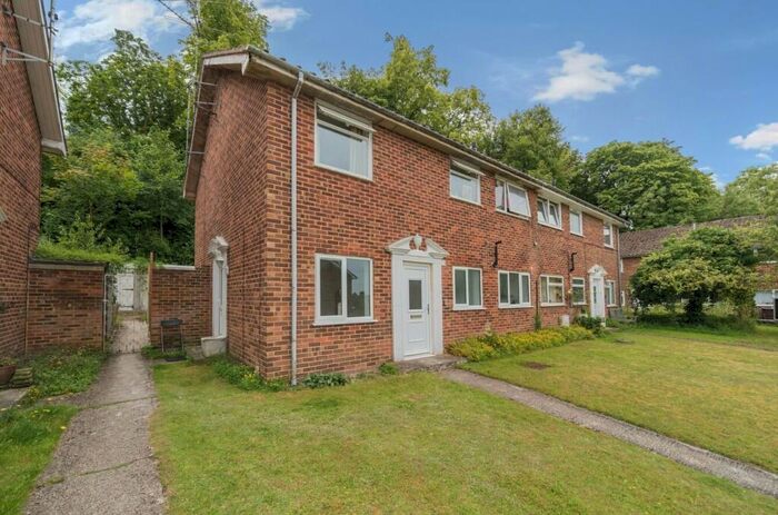 2 Bedroom Flat For Sale In Neville Close, Andover, SP10
