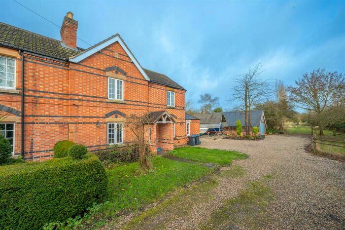 3 Bedroom Semi-Detached House For Sale In Bishopton, Stratford-Upon-Avon, CV37