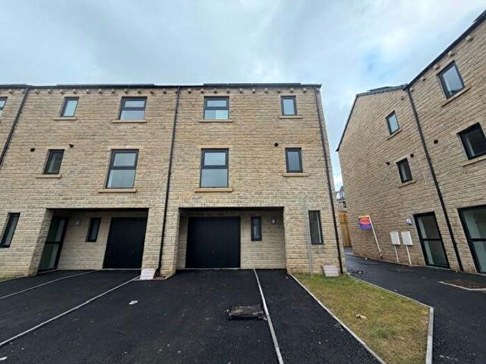 3 Bedroom Town House To Rent In Kinder Close, Thornton, Bradford, BD13