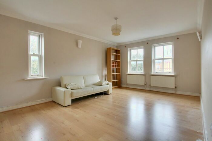 3 Bedroom Flat To Rent In Rutherford Court, Highlands Village, N21