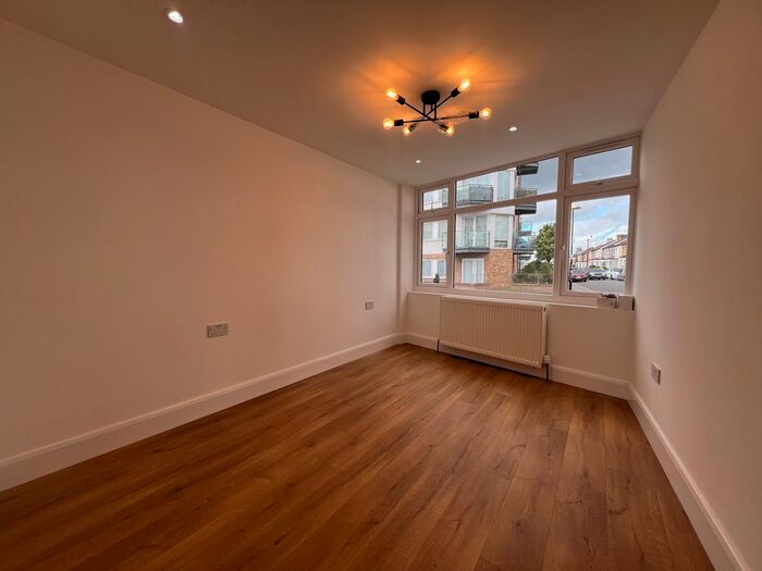 2 Bedroom Flat To Rent In Clifford Road, London, SE25