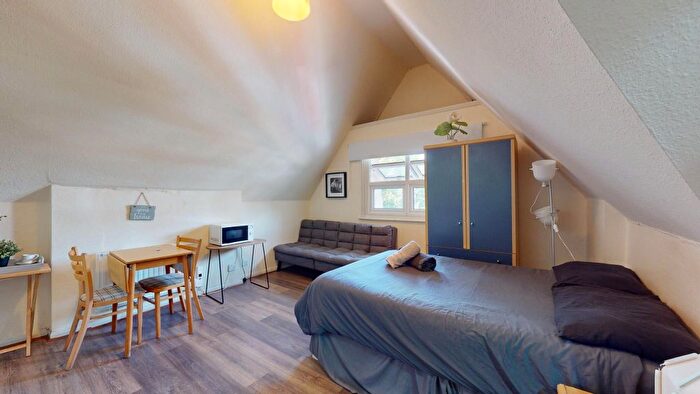 Studio To Rent In Park Avenue, London, NW2