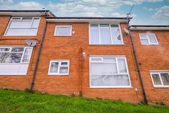 1 Bedroom Apartment For Sale In Whinney Hill Park, Brighouse, HD6